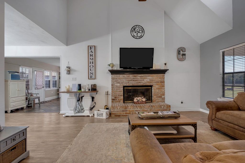 Image 8 of property listing at 289 Mockingbird Lane, Chattahoochee, FL 32324