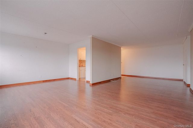 100 Diplomat Drive 8M, Mount Kisco, NY 10549