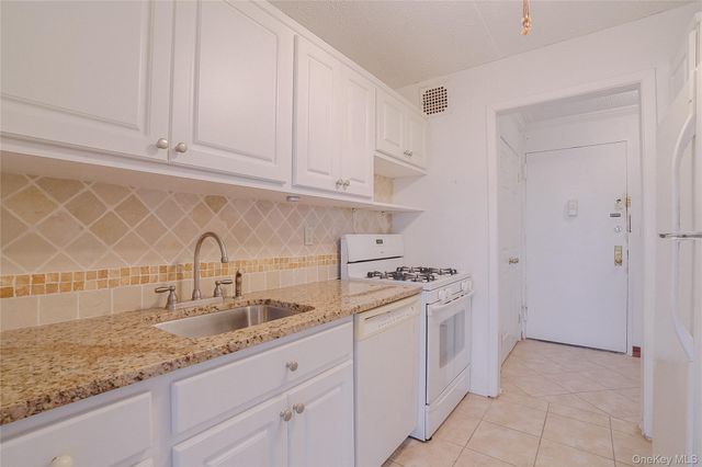 100 Diplomat Drive 8M, Mount Kisco, NY 10549