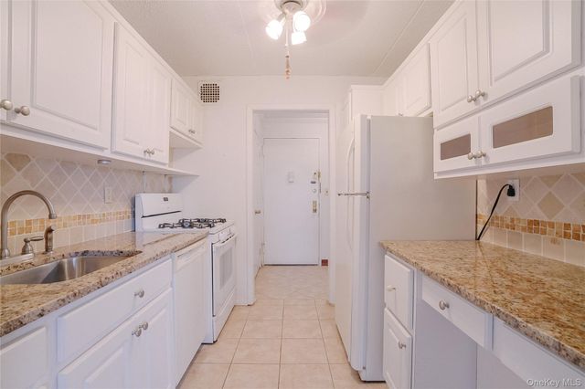 100 Diplomat Drive 8M, Mount Kisco, NY 10549