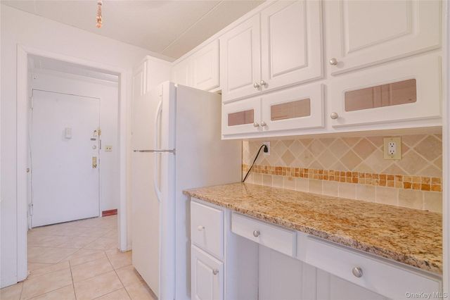 100 Diplomat Drive 8M, Mount Kisco, NY 10549