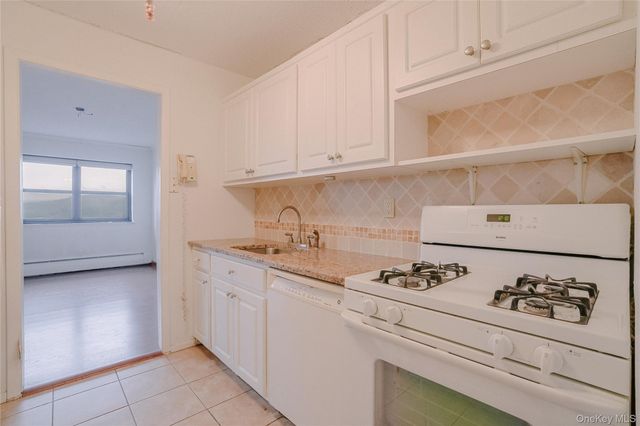 100 Diplomat Drive 8M, Mount Kisco, NY 10549