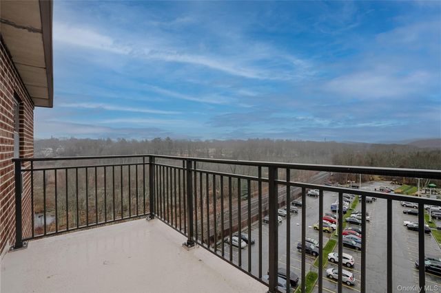 100 Diplomat Drive 8M, Mount Kisco, NY 10549