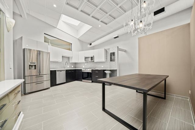 300 N OGDEN Avenue 202, Chicago, IL 60607