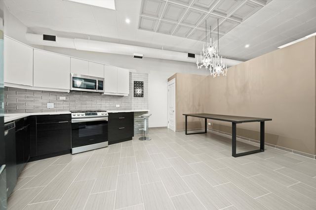 300 N OGDEN Avenue 202, Chicago, IL 60607