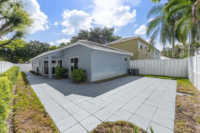 9822 NW 2nd Court, Plantation, FL 33324