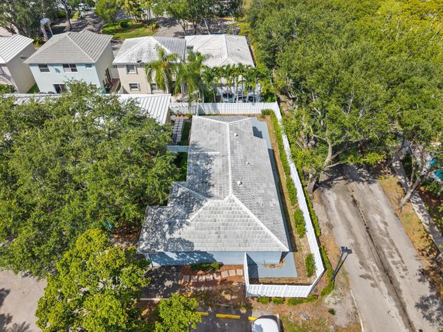 9822 NW 2nd Court, Plantation, FL 33324