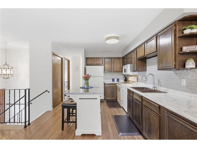 1411 Oak Leaf Lane, Burnsville, MN 55337