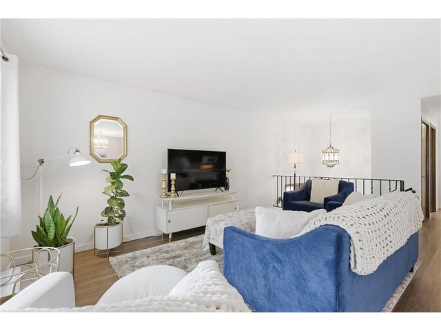 1411 Oak Leaf Lane, Burnsville, MN 55337