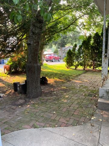 82 Francis St, Fairhaven, MA 02719