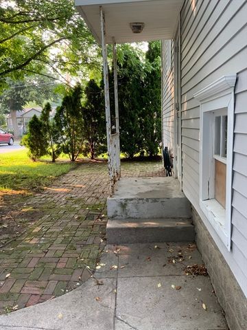 82 Francis St, Fairhaven, MA 02719