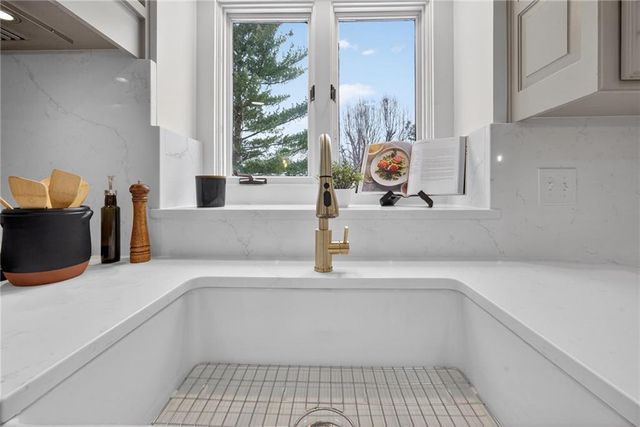 4912 W 114th Street, Leawood, KS 66211