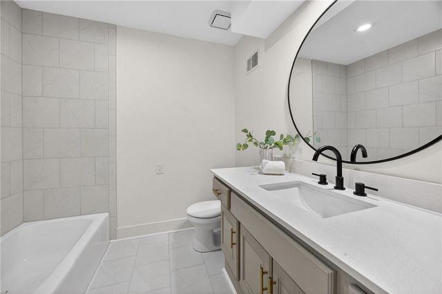 4912 W 114th Street, Leawood, KS 66211