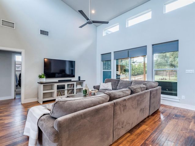 17215 Oak Cliff CIR, Dripping Springs, TX 78620