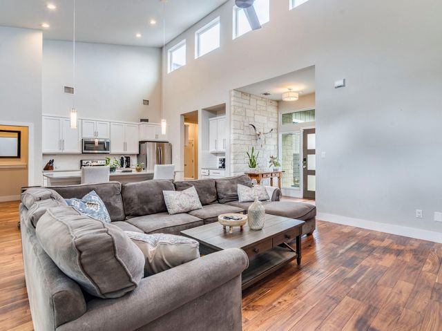 17215 Oak Cliff CIR, Dripping Springs, TX 78620