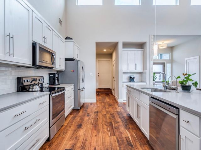 17215 Oak Cliff CIR, Dripping Springs, TX 78620