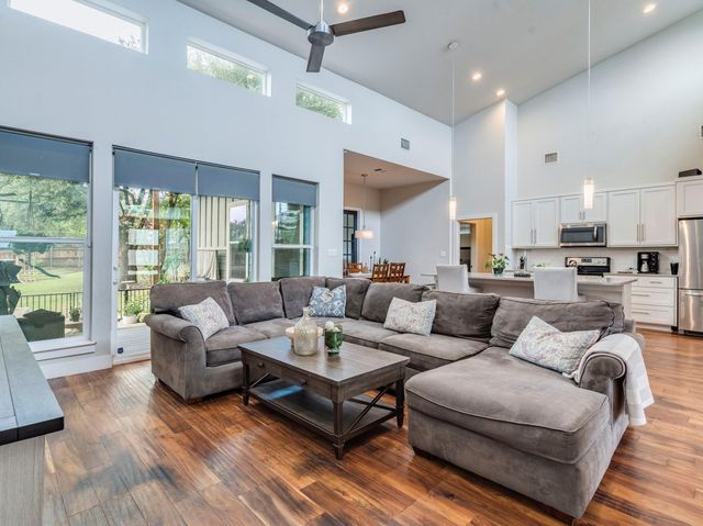 17215 Oak Cliff CIR, Dripping Springs, TX 78620