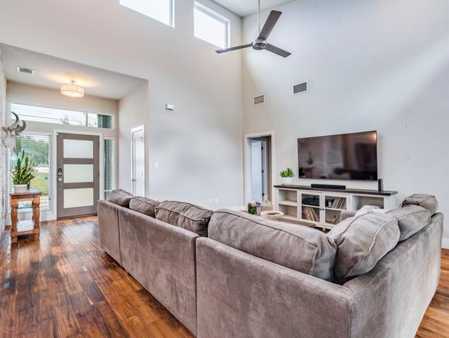 17215 Oak Cliff CIR, Dripping Springs, TX 78620