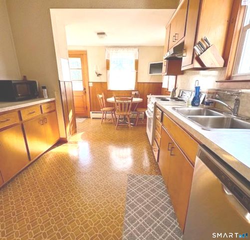33 Wilford Road, Branford, CT 06405