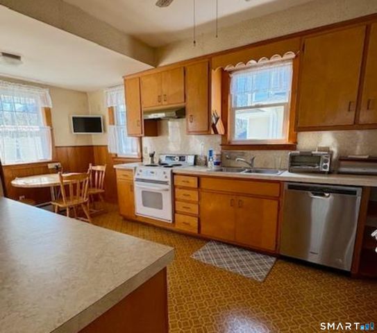 33 Wilford Road, Branford, CT 06405