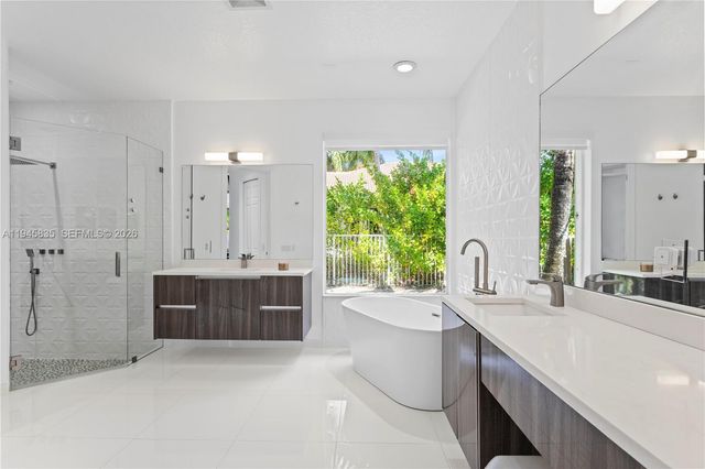 1499 Victoria Isle Dr, Weston, FL 33327