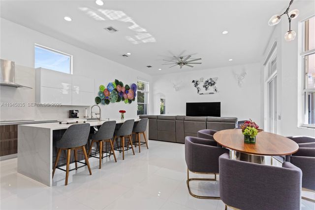 1499 Victoria Isle Dr, Weston, FL 33327