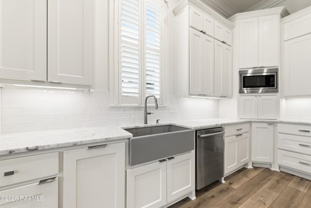 108 Hedgemoore Court, Youngsville, LA 70592