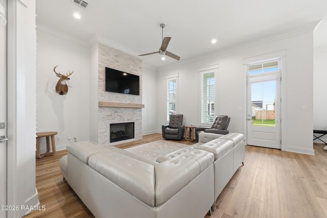 108 Hedgemoore Court, Youngsville, LA 70592