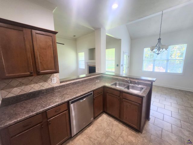 207 Broderick Circle, Warner Robins, GA 31088