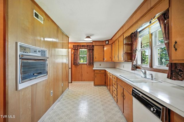 1201 Gray Station Road, Gray, TN 37615