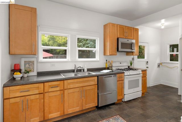 2633 Regent St, Berkeley, CA 94704