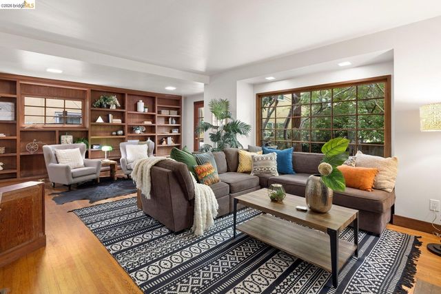 2633 Regent St, Berkeley, CA 94704