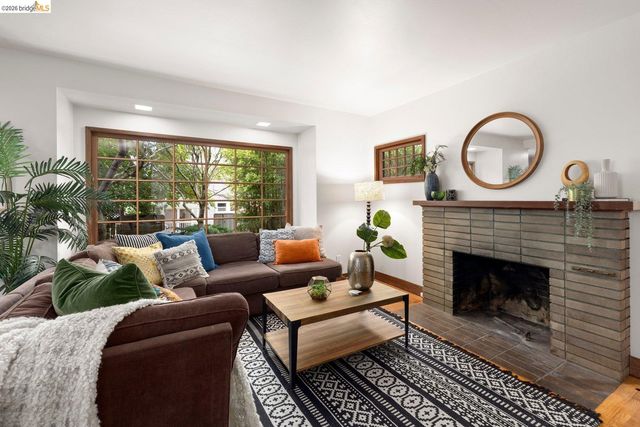 2633 Regent St, Berkeley, CA 94704