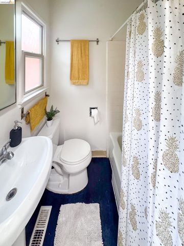 2633 Regent St, Berkeley, CA 94704