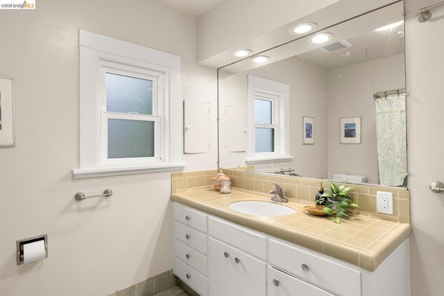 2633 Regent St, Berkeley, CA 94704