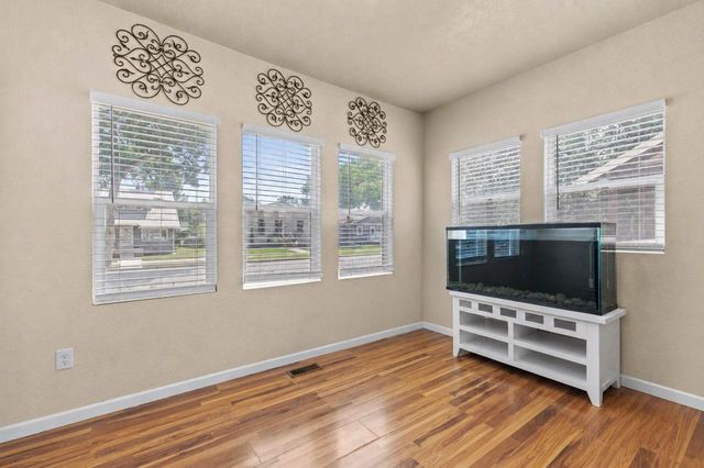 9 7th St NW, Minot, ND 58703