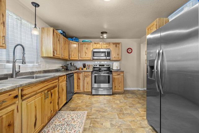 9 7th St NW, Minot, ND 58703