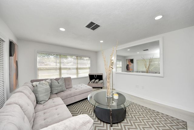 9610 Westview Drive, Houston, TX 77055
