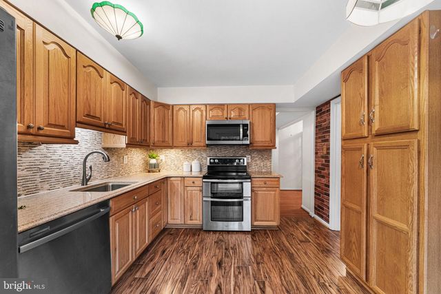 10305 COLLINGHAM DR, Fairfax, VA 22032