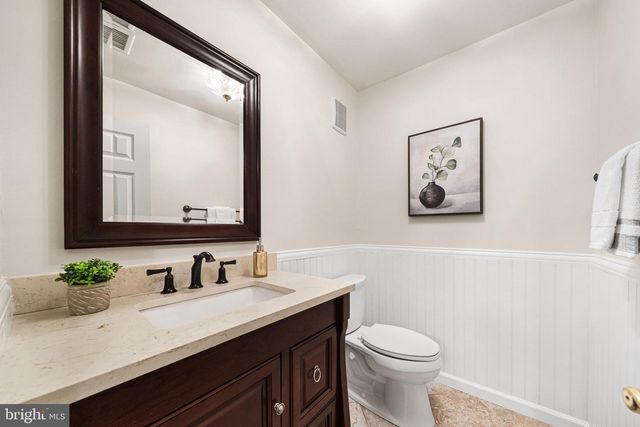 10305 COLLINGHAM DR, Fairfax, VA 22032