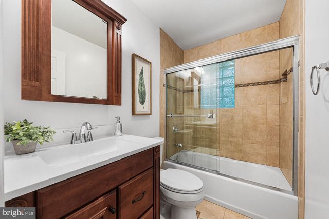 10305 COLLINGHAM DR, Fairfax, VA 22032