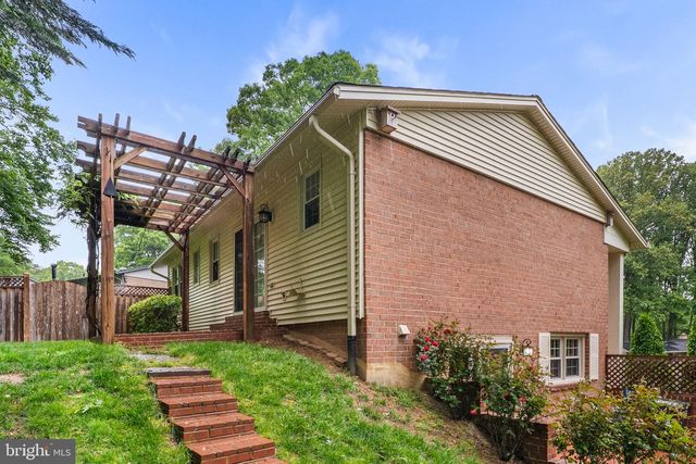 10305 COLLINGHAM DR, Fairfax, VA 22032