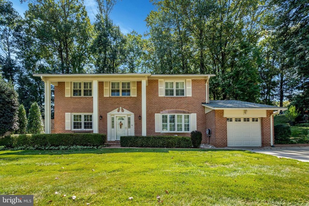 10305 COLLINGHAM DR, Fairfax, VA 22032