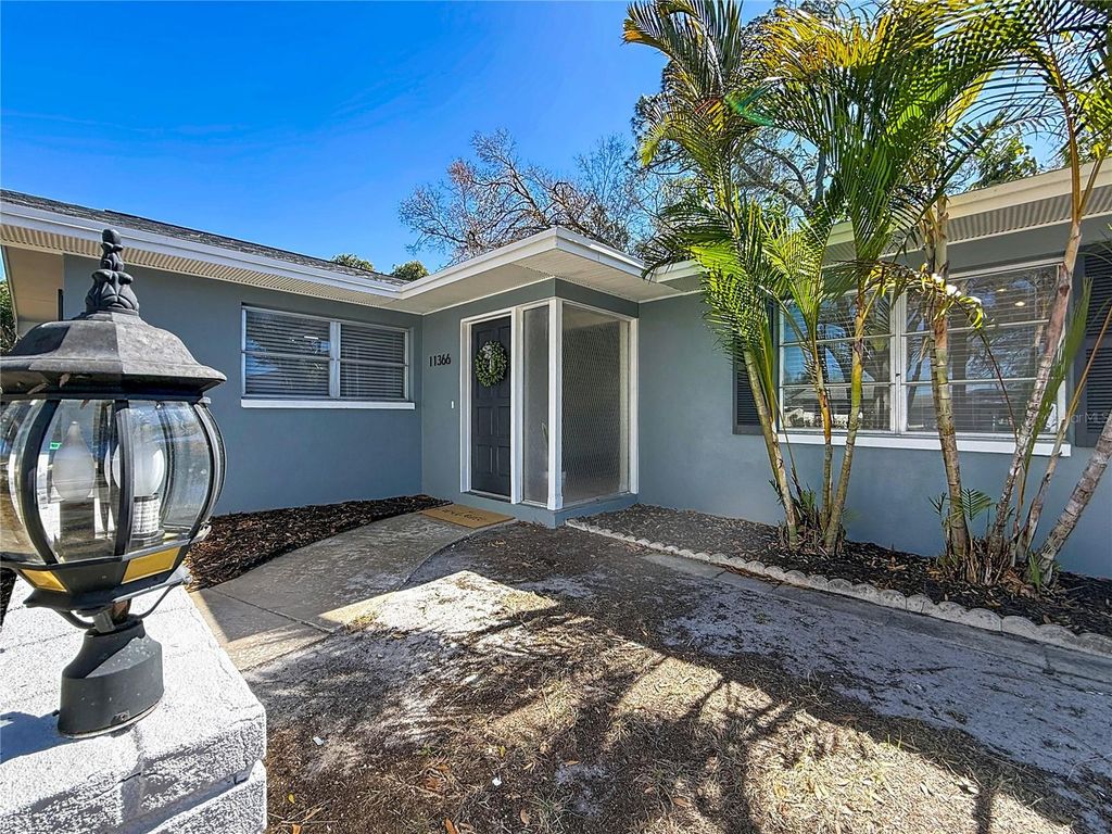 Image 4 of property listing at 11366 88TH AVENUE, Seminole, FL 33772