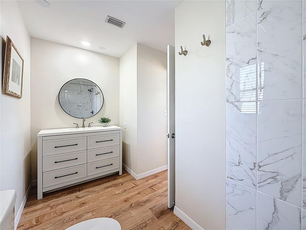 Image 37 of property listing at 11366 88TH AVENUE, Seminole, FL 33772