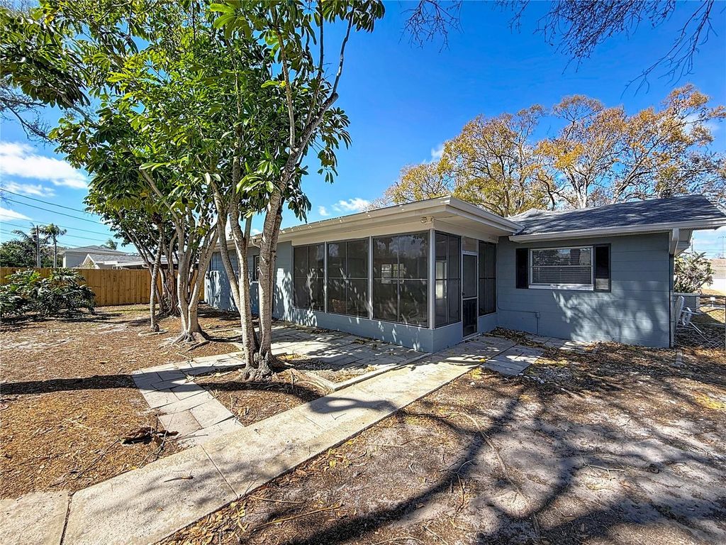 Image 49 of property listing at 11366 88TH AVENUE, Seminole, FL 33772