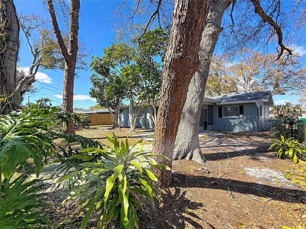 Image 50 of property listing at 11366 88TH AVENUE, Seminole, FL 33772