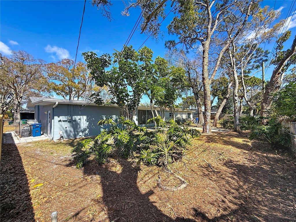 Image 51 of property listing at 11366 88TH AVENUE, Seminole, FL 33772