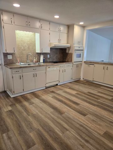 1946 N US 221, Perry, FL 32347