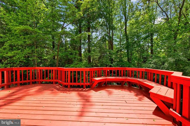 10041 CHESTNUT WOOD LN, Burke, VA 22015